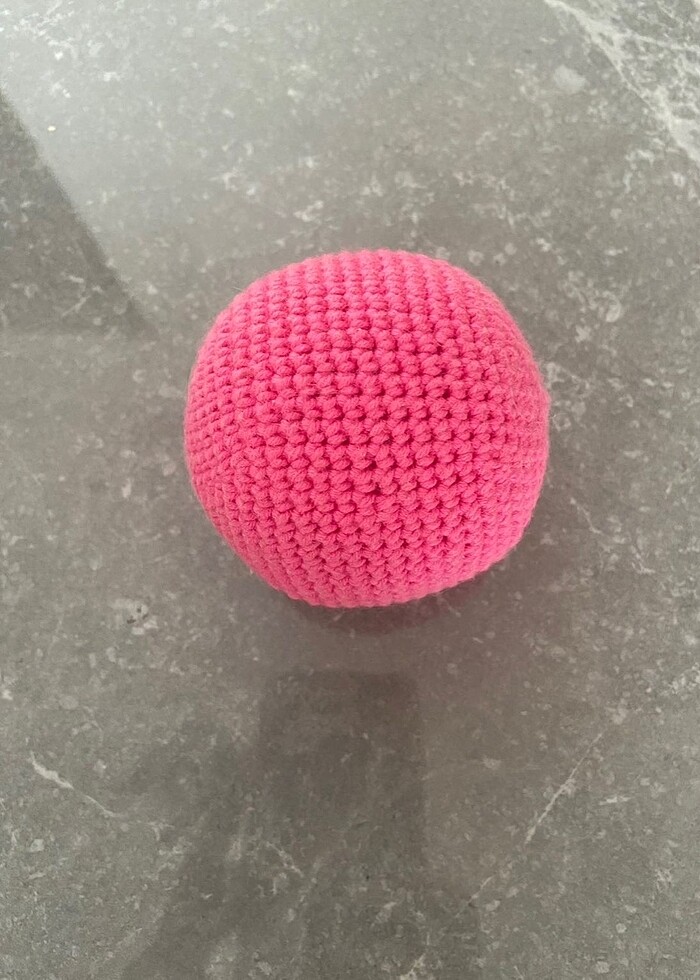 Pembe kedi ses çıkaran örgü top oyuncak - Görsel 2