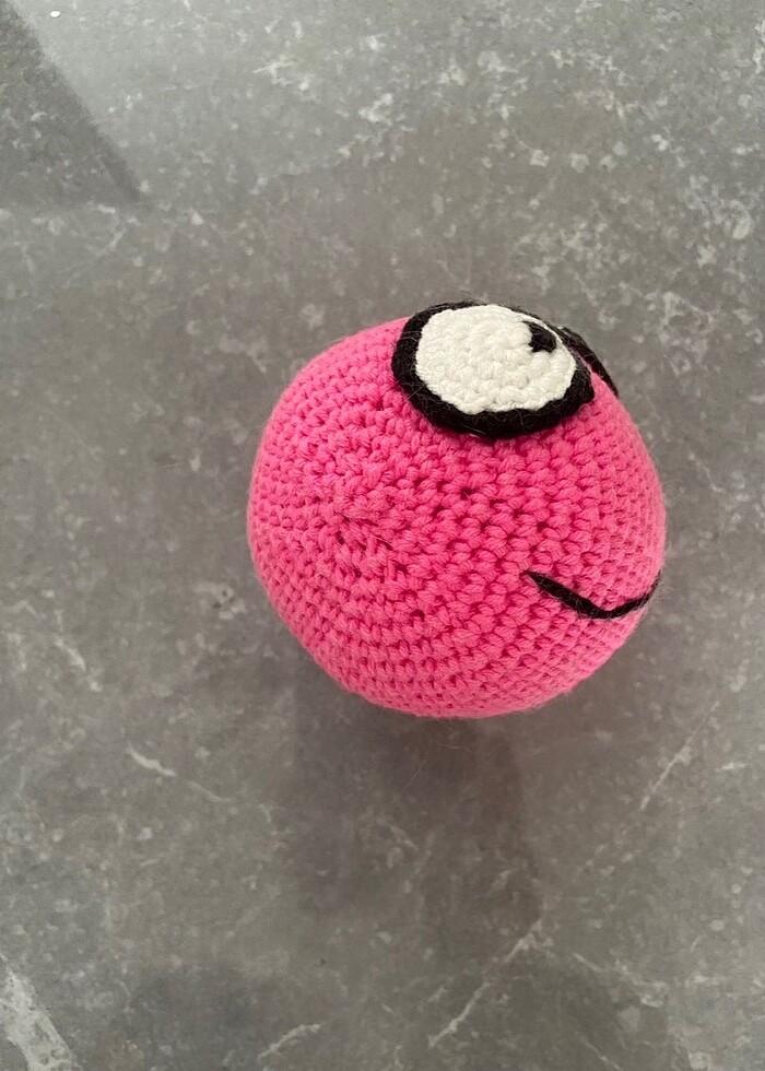 Pembe kedi ses çıkaran örgü top oyuncak - Görsel 4