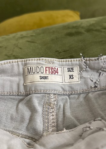 Düğmeli Nakışlı Beyaz Kot Şort - Görsel 3