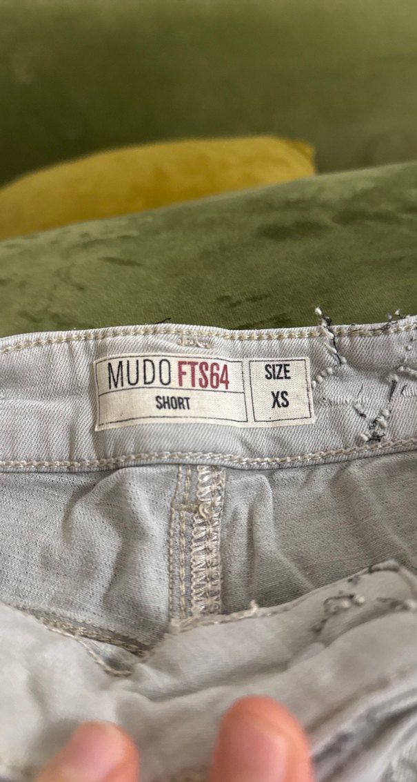 Düğmeli Nakışlı Beyaz Kot Şort - Görsel 3