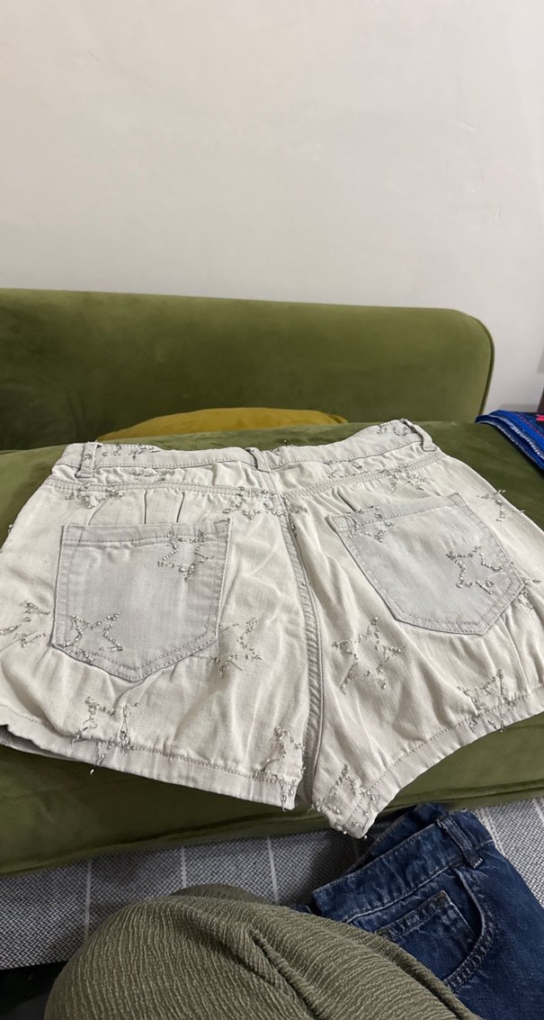 Düğmeli Nakışlı Beyaz Kot Şort - Görsel 2