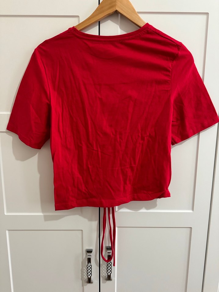 Düğmeli Kırmızı Kısa Kollu Kadın Tişört - Görsel 3