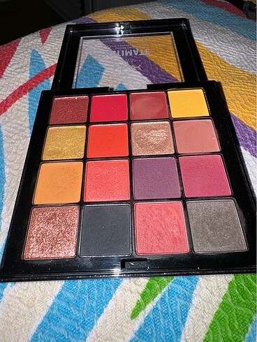 Beden Nyx ultimate shadow palette phoenix