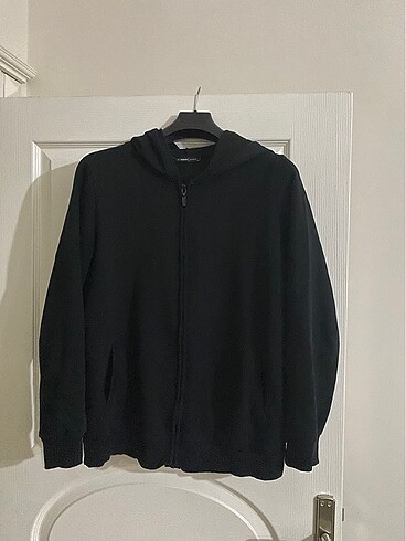 Siyah kapüşonlu fermuarlı sweatshirt