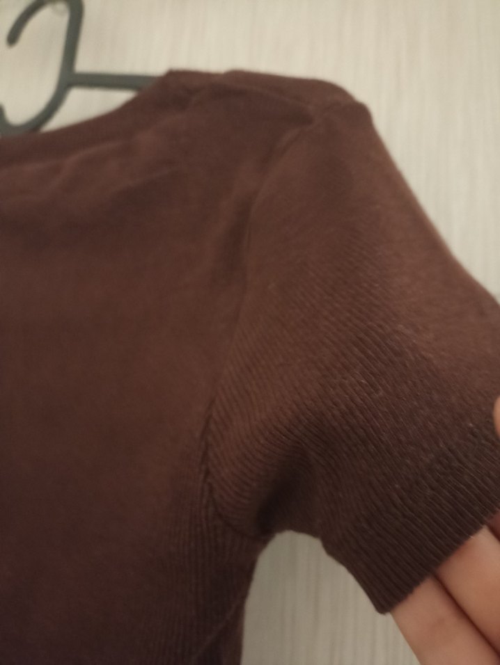 Kahverengi Süet V Yaka Kadın Tişört - Görsel 3