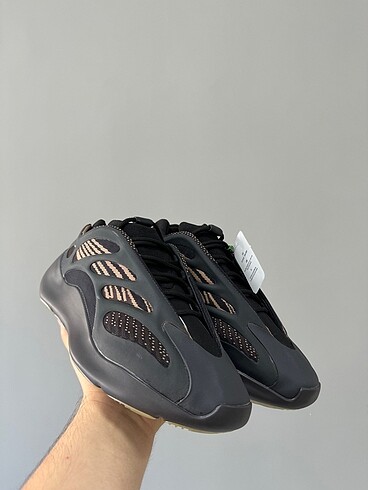 Yeezy 700 Clay Brown