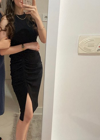 Siyah Drapeli Yüksek Yakalı Kalem Elbise