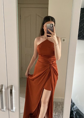 Abiye Zincir Detaylı Turuncu Midi Halter Elbise