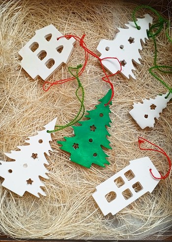 Beyaz Ahşap Ev ve Ağaç Dekorları 5 adet fiyatıdır - Görsel 2