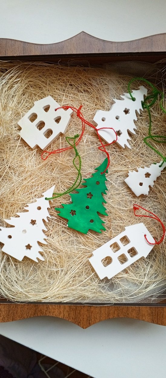 Beyaz Ahşap Ev ve Ağaç Dekorları 5 adet fiyatıdır - Görsel 2