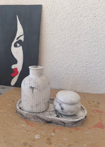 Gri Beyaz Seramik Figür ve Vazo Seti - Görsel 2