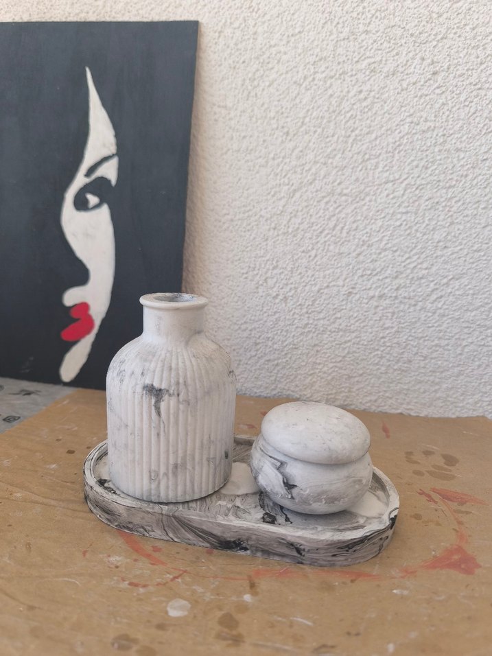 Gri Beyaz Seramik Figür ve Vazo Seti - Görsel 2
