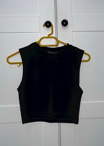 Süet Siyah Kolsuz Crop Top