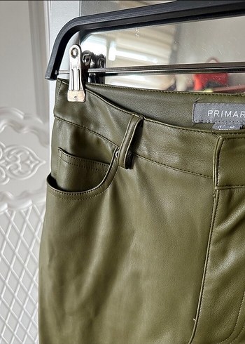 Kadın Parlak Haki Deri Midi Şort - Görsel 3