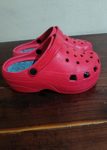Crocs kapalı terlik