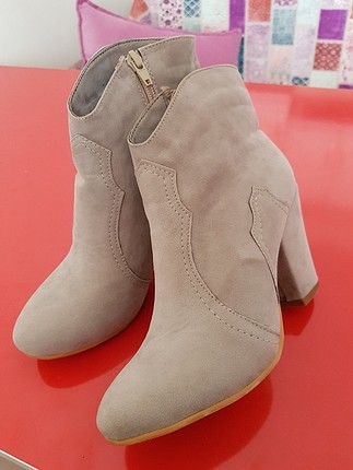 Bej rengi 7cm topuk. Hiç kullanılmadı.