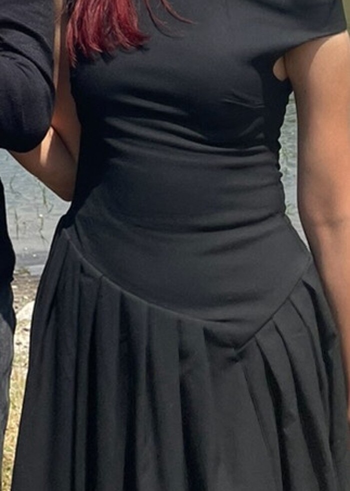 Kayık yaka pileli elbise - Görsel 3