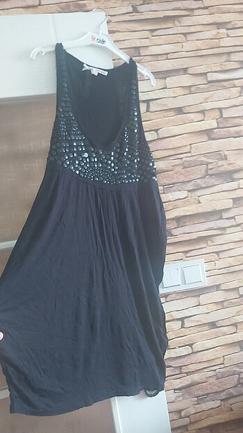 Siyah askılı elbise
