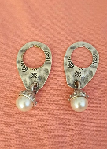 Altın Renkli Etnik Düğmeli İNCİ DETAYLI MADALYON KÜPE - Görsel 2