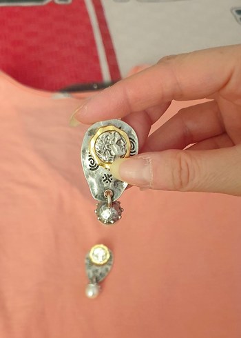 Altın Renkli Etnik Düğmeli İNCİ DETAYLI MADALYON KÜPE - Görsel 3