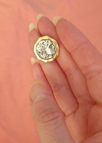 Altın Renkli Etnik Düğmeli İNCİ DETAYLI MADALYON KÜPE - Görsel 4