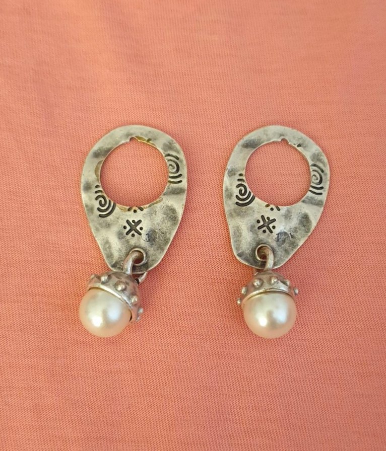 Altın Renkli Etnik Düğmeli İNCİ DETAYLI MADALYON KÜPE - Görsel 2