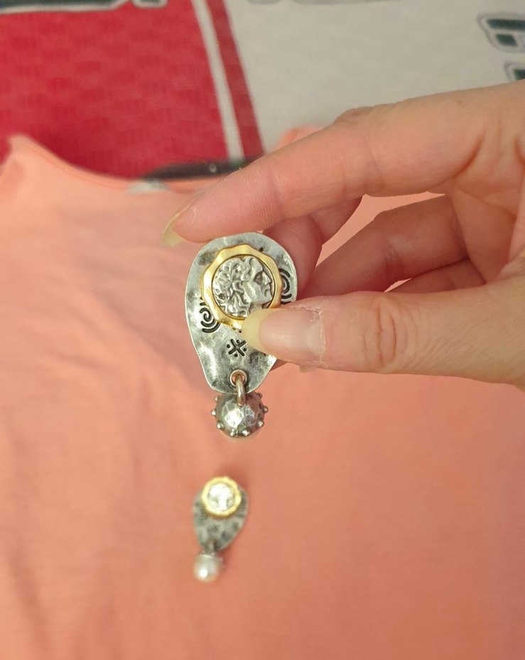 Altın Renkli Etnik Düğmeli İNCİ DETAYLI MADALYON KÜPE - Görsel 3