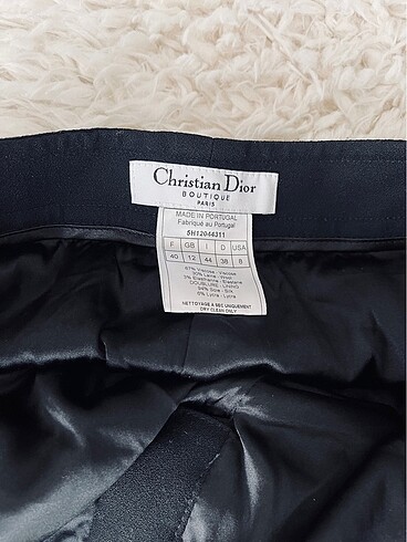 Etiketi üzerinde dior pantalon