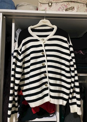 Düğmeli Siyah Beyaz Çizgili Kadın Hırka - Görsel 2