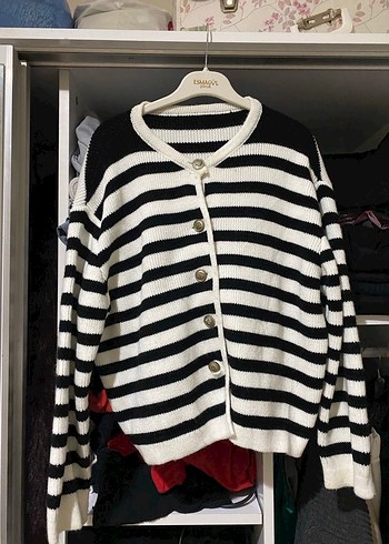 Düğmeli Siyah Beyaz Çizgili Kadın Hırka - Görsel 3