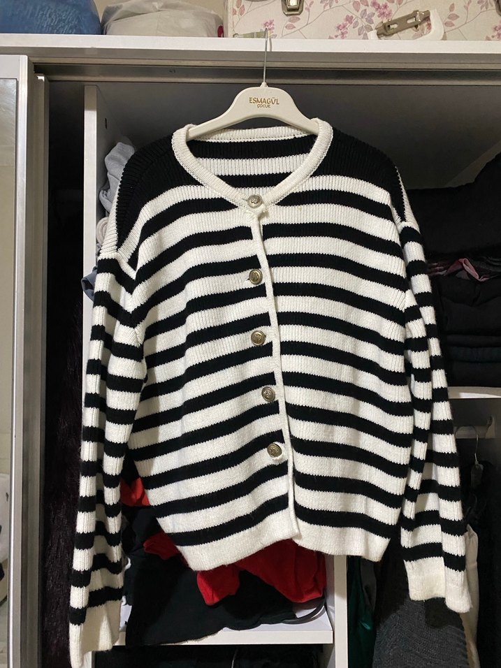 Düğmeli Siyah Beyaz Çizgili Kadın Hırka - Görsel 3