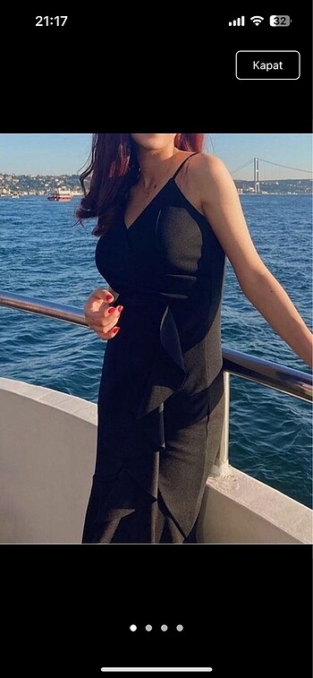 Siyah yırtmaçlı elbise