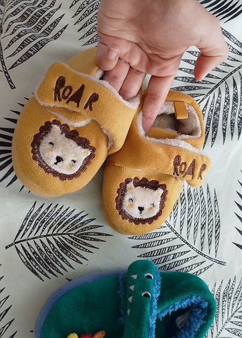 Çocuklar için Renkli Nakışlı Sıcak Terlikler - Görsel 2