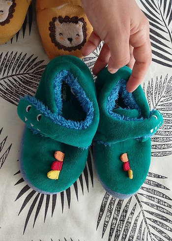 Çocuklar için Renkli Nakışlı Sıcak Terlikler - Görsel 3