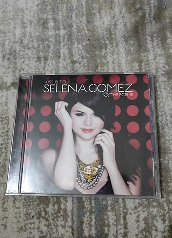 selena gomez - kiss & tell