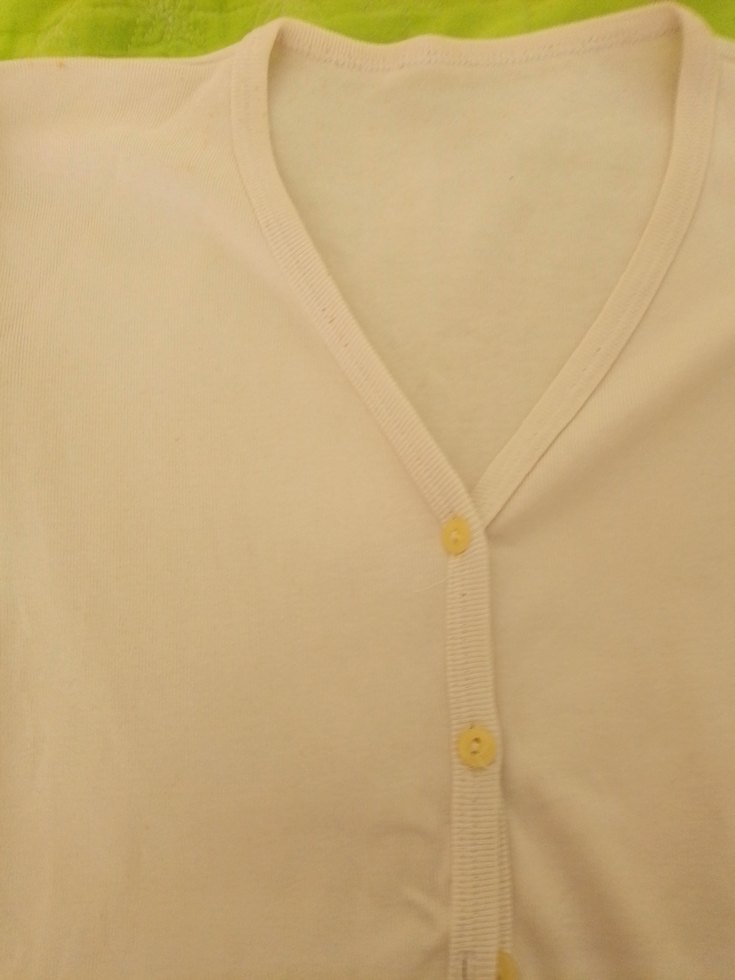 Beyaz V Yaka Düğmeli Kadın Hırka - Görsel 2