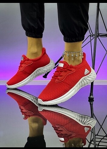 Adidas triko spor ayakkabı marka temsilidir 