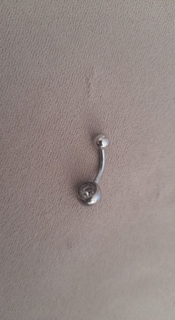 Düğmeli Gri Kadın Göbek Piercingi - Görsel 2