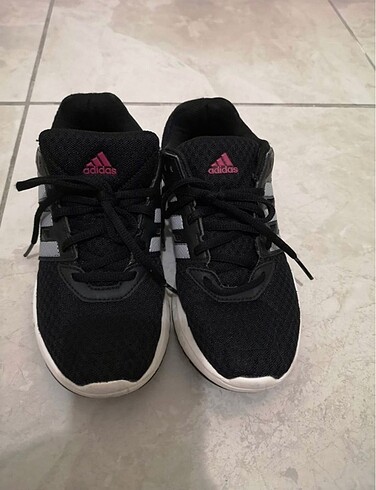 Adidas spor ayakkabısı