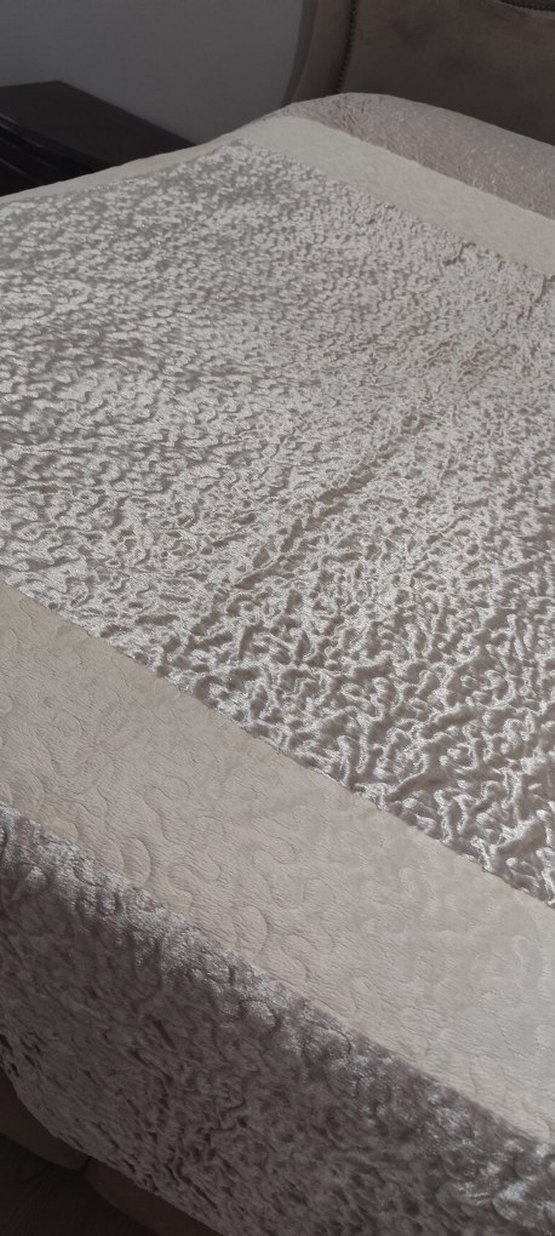 Bej Renkli kadife Düz Yatak Örtüsü - Görsel 3