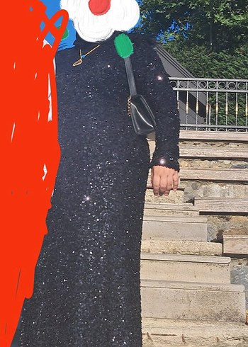44'ten 48'e kadar çok rahat olabilen bir elbise siyah tesettürlü