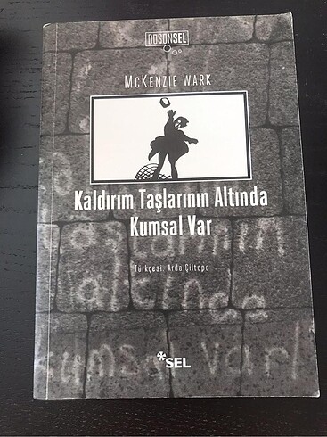 Kaldırım Taşlarının Altında Kumsal Var