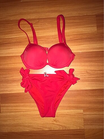 Kırmızı bikini takımı