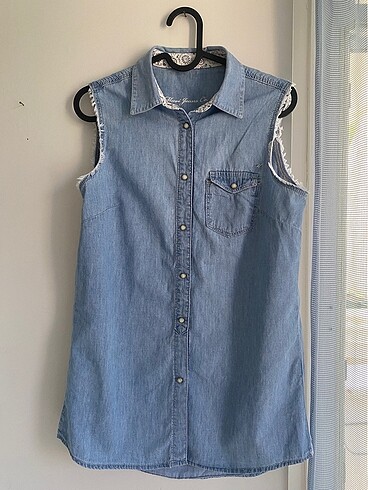 Mavi jeans kot gömlek sıfır kollu