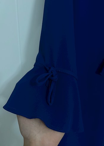 Mavi inci yakası ve kolları volanlı tunik - Görsel 3