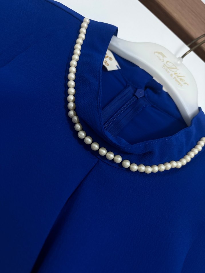 Mavi inci yakası ve kolları volanlı tunik - Görsel 4