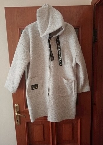 Gri Kapüşonlu Kısa Kadın Kaban