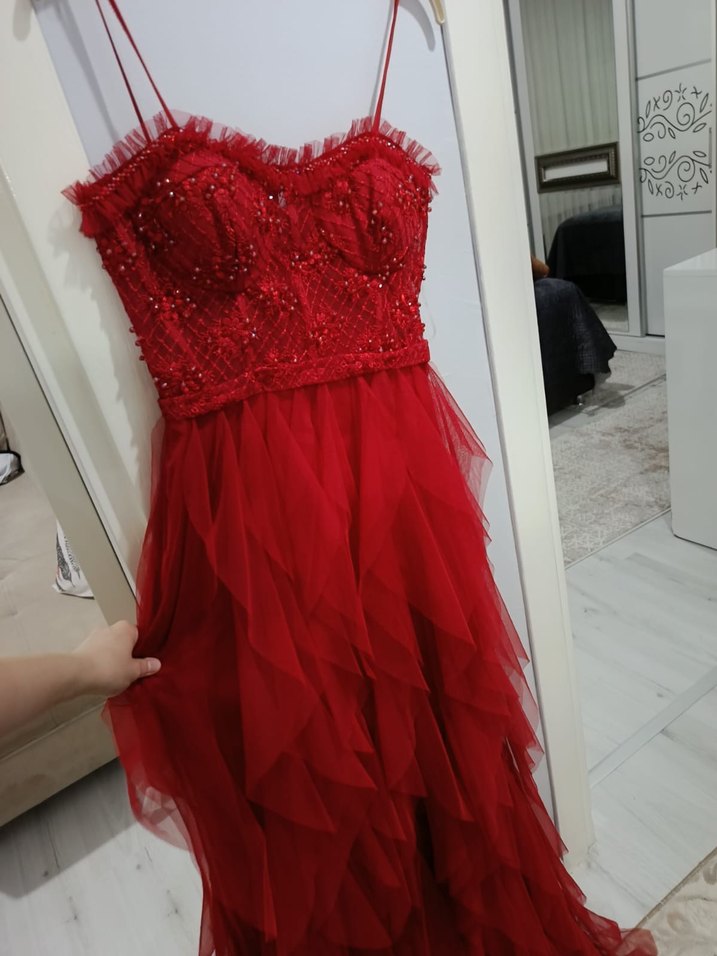 Kırmızı Nakışlı Uzun Askılı Abiye Elbise - Görsel 3