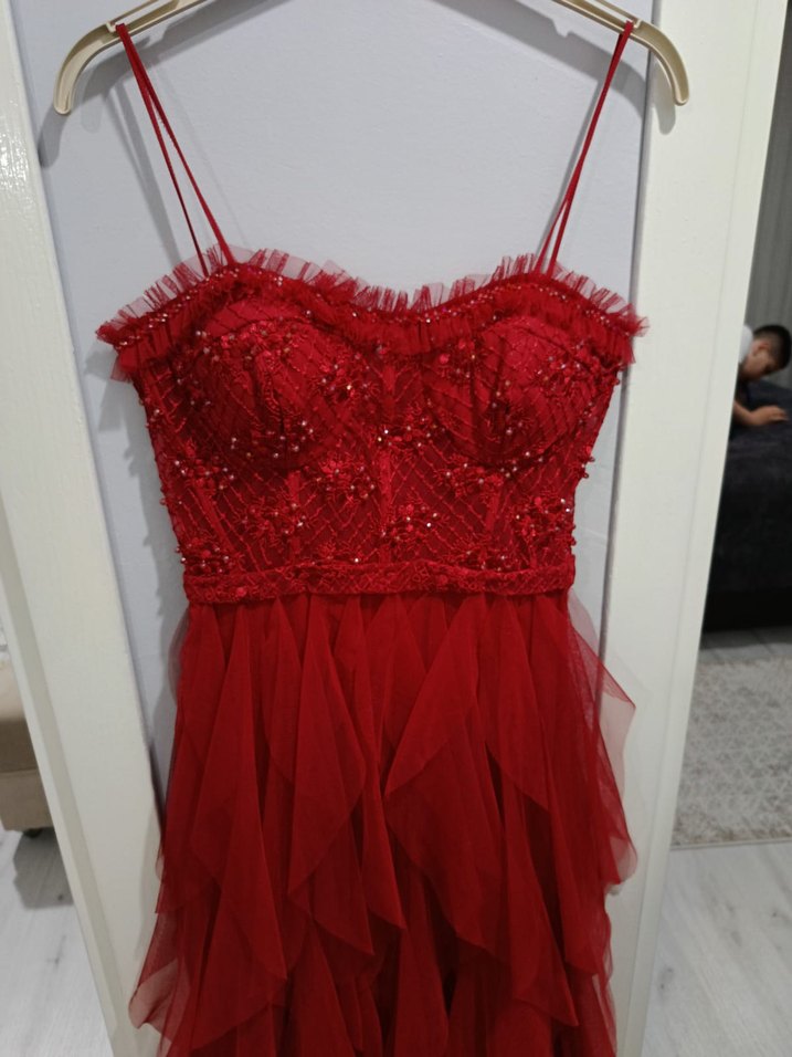 Kırmızı Nakışlı Uzun Askılı Abiye Elbise - Görsel 2