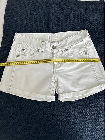 38 Beden beyaz Renk BERSHKA jean şort